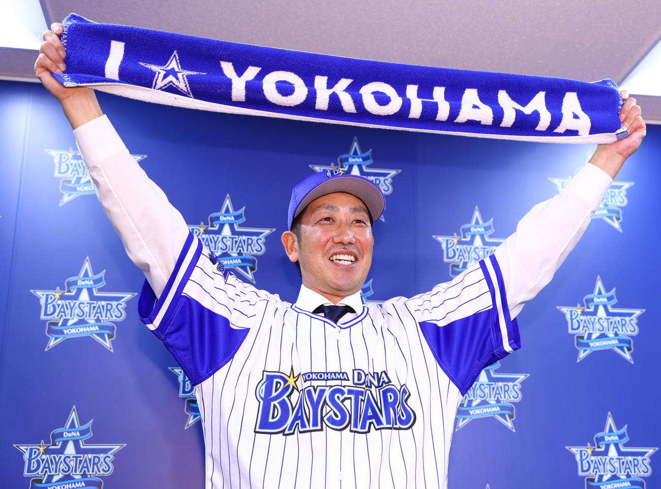 入団会見でタオルを掲げるDeNA藤田（撮影・垰建太）