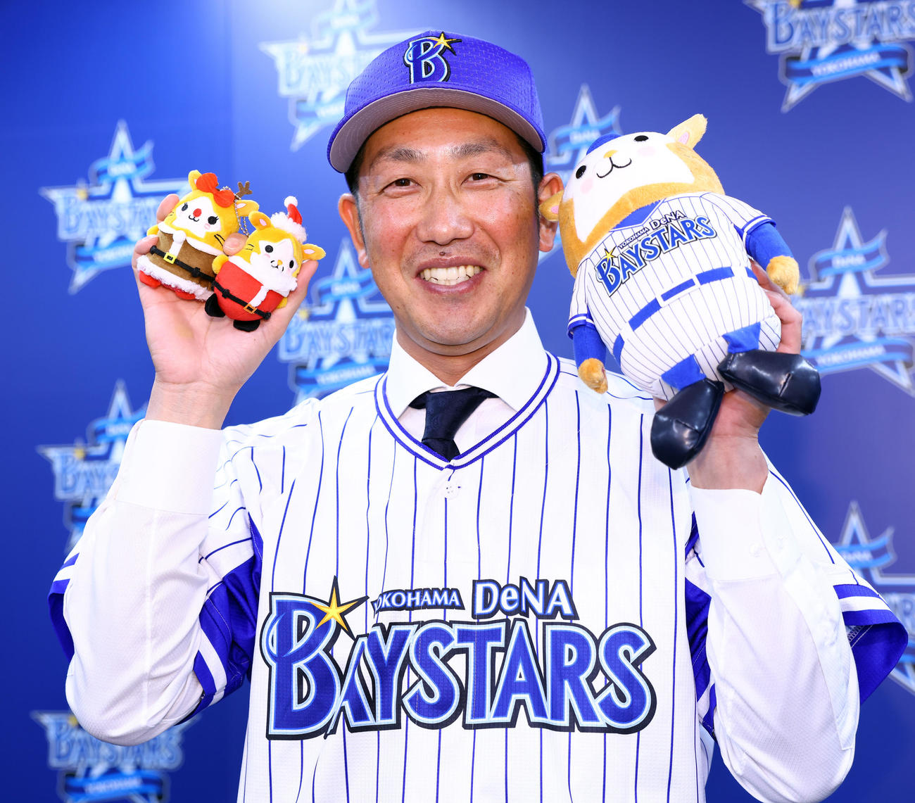 入団会見を終えクリスマス仕様のマスコットぬいぐるみを手に笑顔を見せるDeNA藤田（撮影・垰建太）