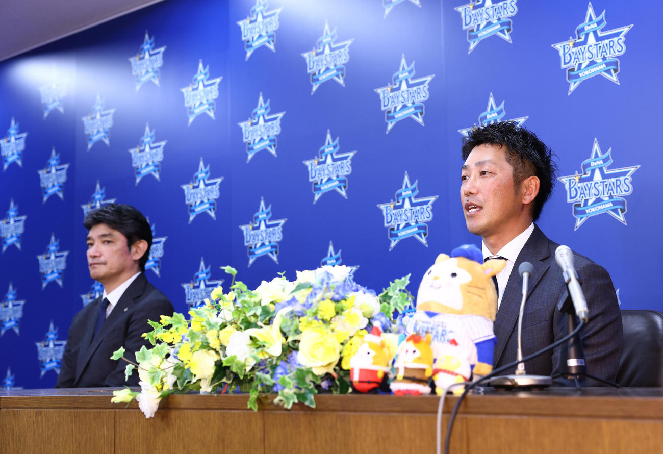 三原球団代表（左）と入団会見に臨むDeNA藤田（撮影・垰建太）