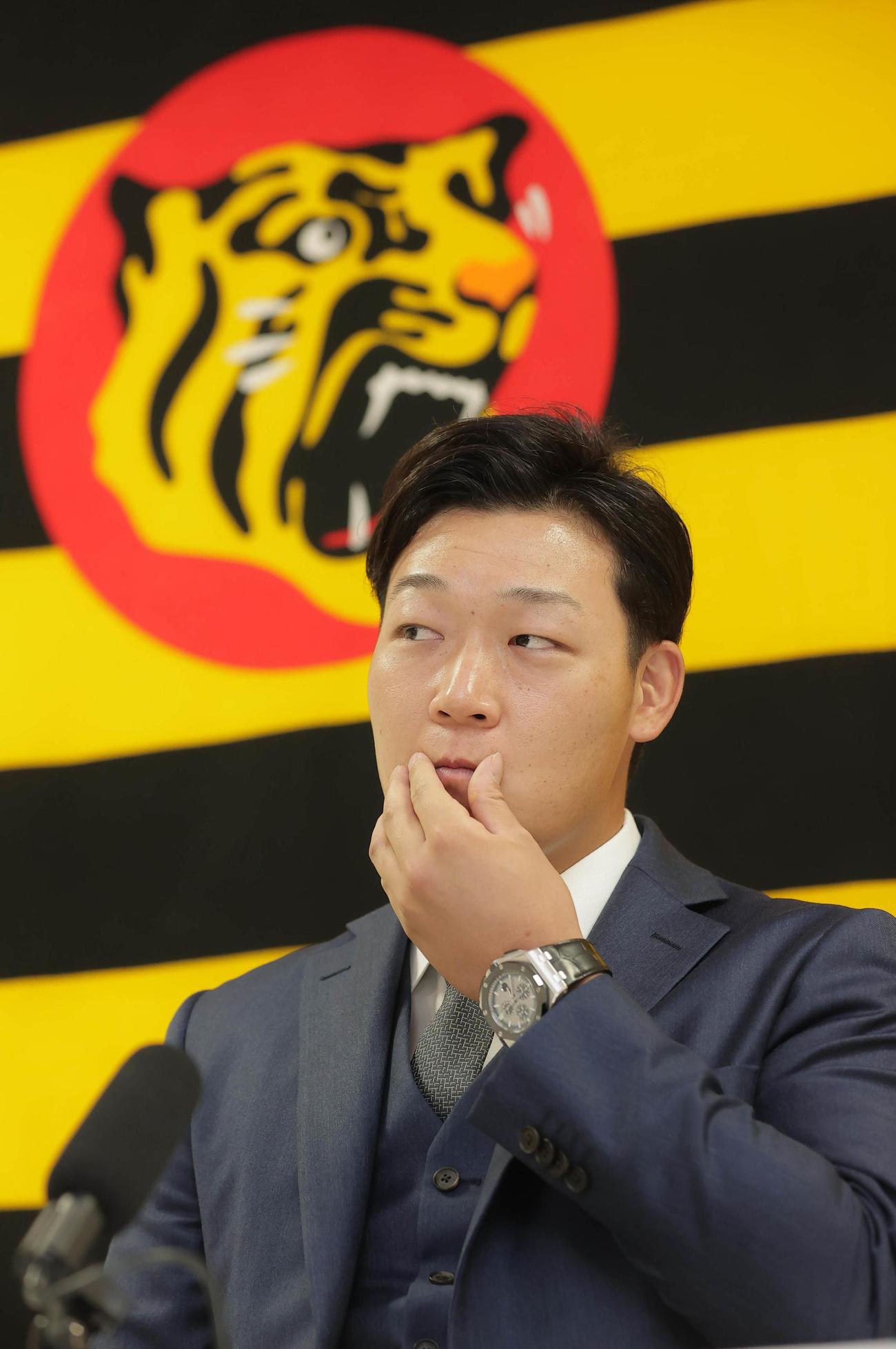 契約更改を終え会見に臨んだ大山悠輔（代表撮影）