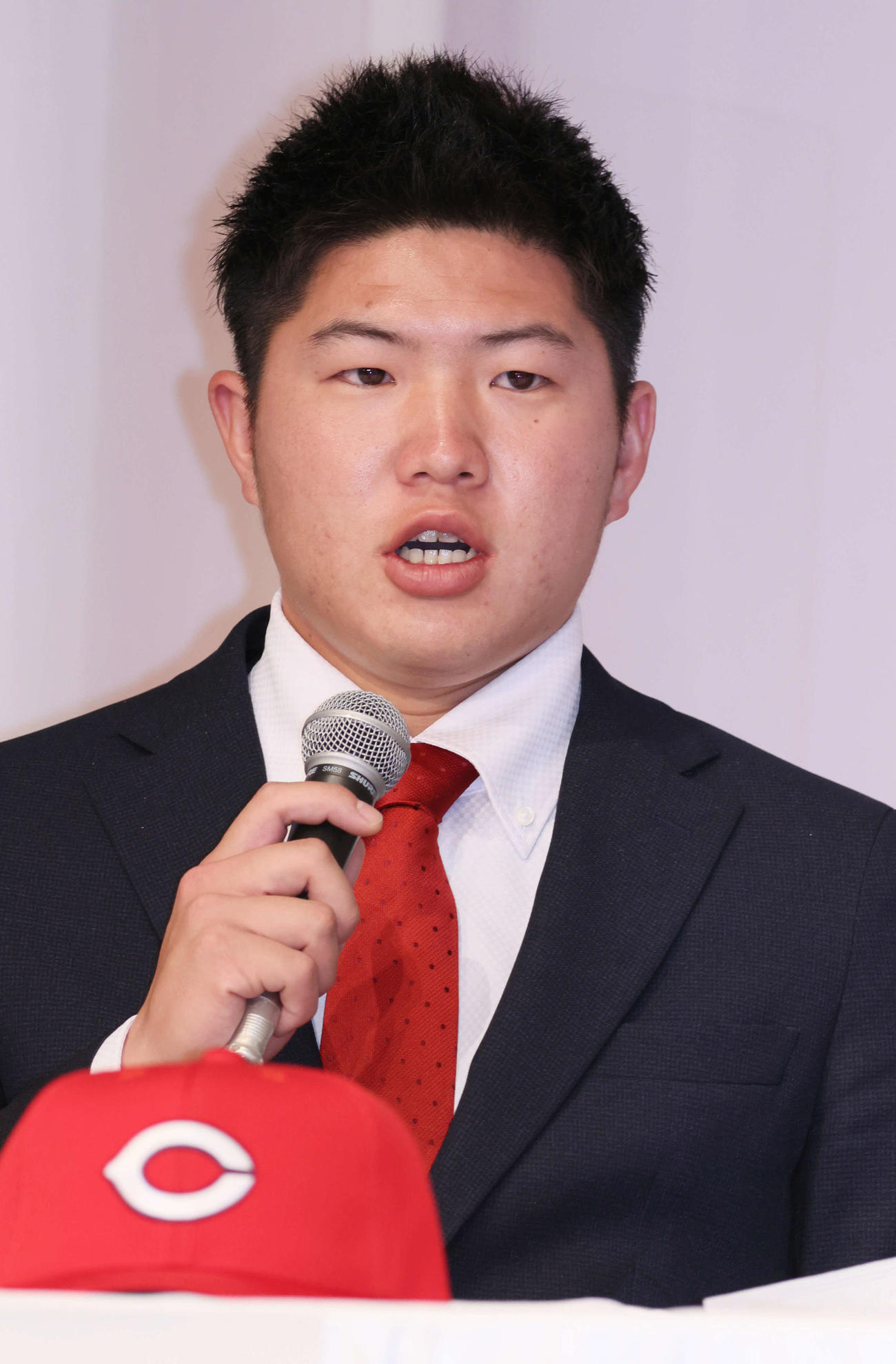 広島新入団選手発表会見　ドラフト5位の松本（撮影・加藤孝規）