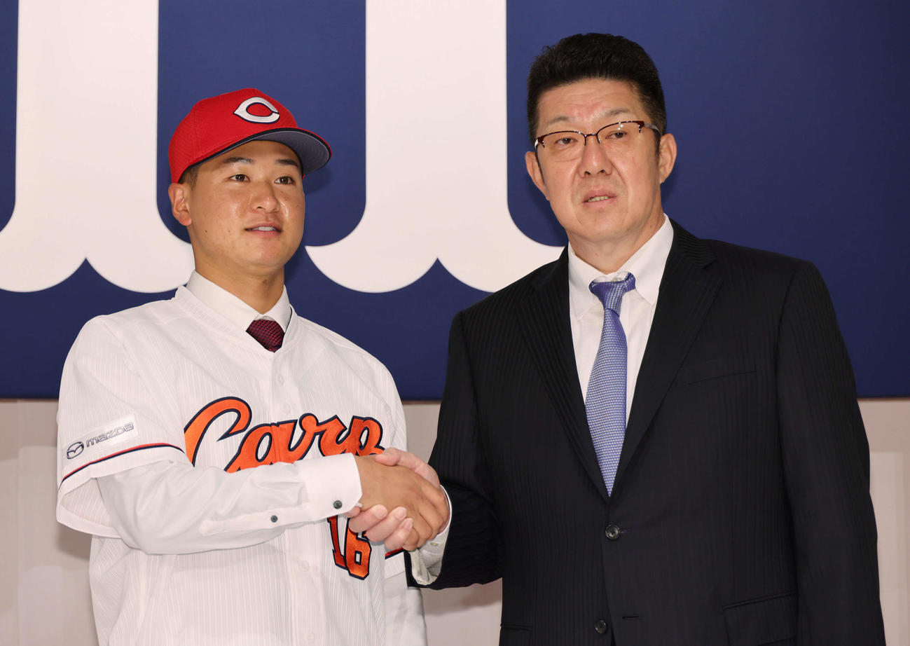 広島新入団選手発表会見　佐々岡監督と握手するドラフト2位の森（左）（撮影・加藤孝規）