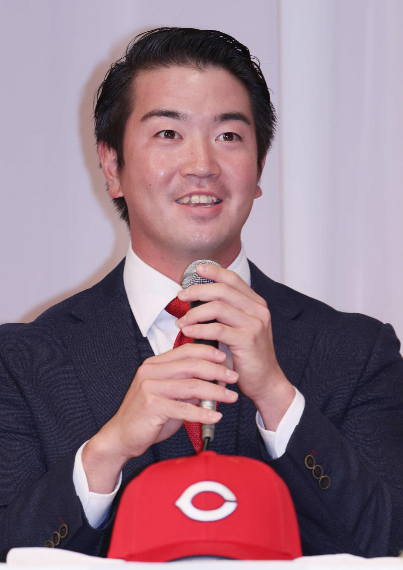 広島新入団選手発表会見　ドラフト3位の中村健（撮影・加藤孝規）