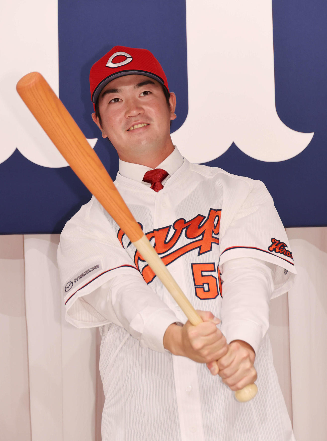 広島新入団選手発表会見　ポーズを決めるドラフト3位の中村健（撮影・加藤孝規）