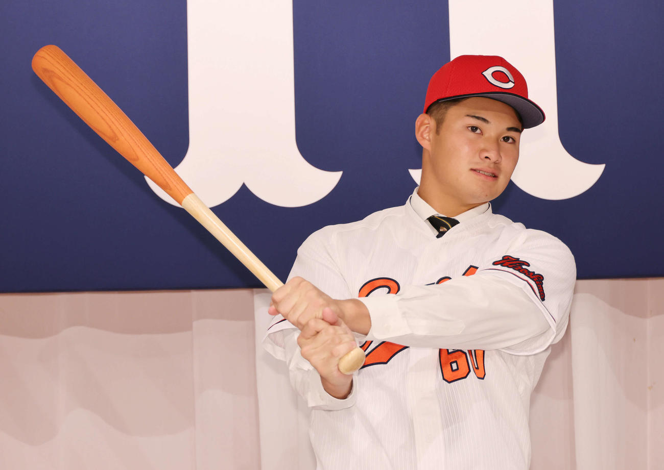 ポーズを決めるドラフト4位の田村（撮影・加藤孝規）