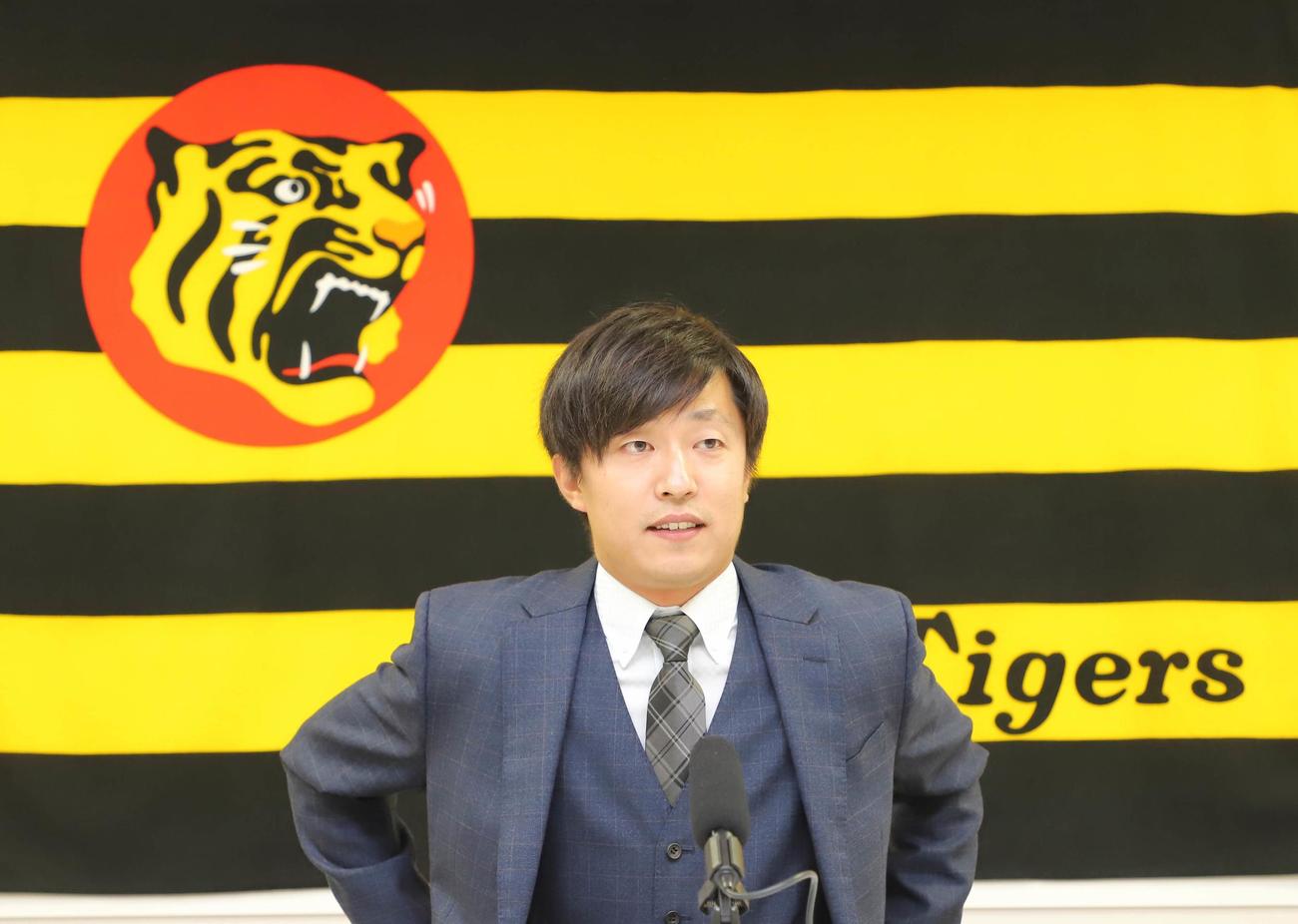 契約更改を終え会見に臨んだ島本浩也（代表撮影）
