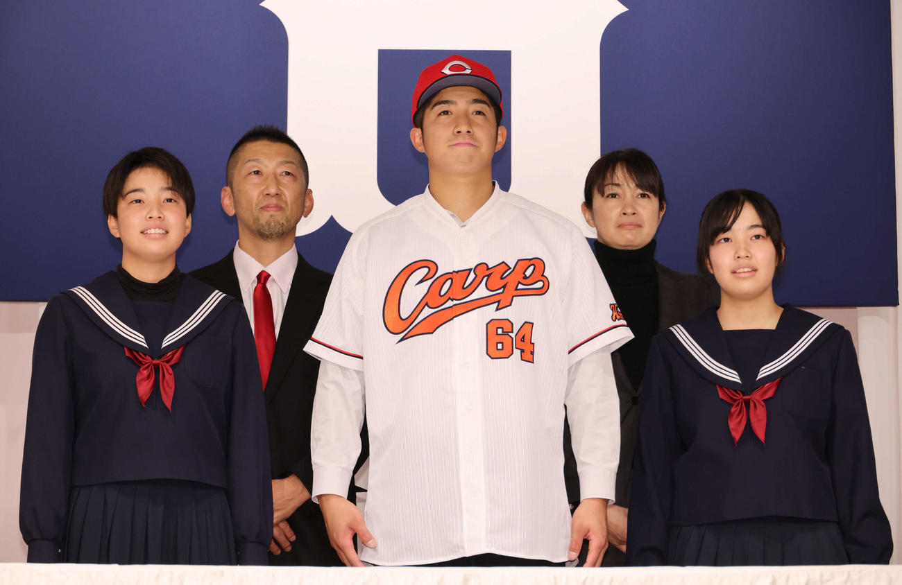 広島新入団選手発表会見　左から長女の高木瑞希さん、父の高木広一さん、ドラフト7位の高木、母の高木玲子さん、次女の高木柚希さん（撮影・加藤孝規）