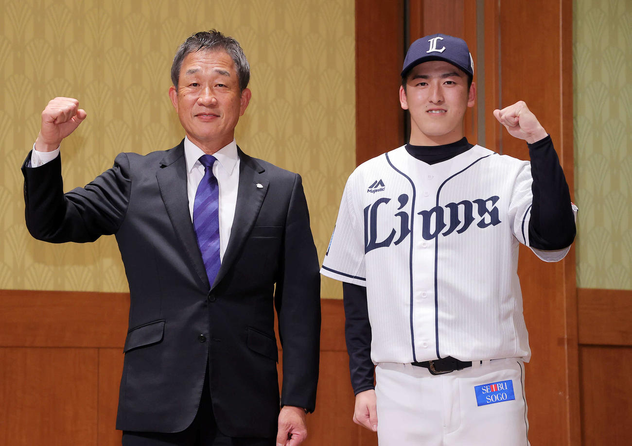 辻監督（左）とガッツポーズする西武隅田（現場代表）