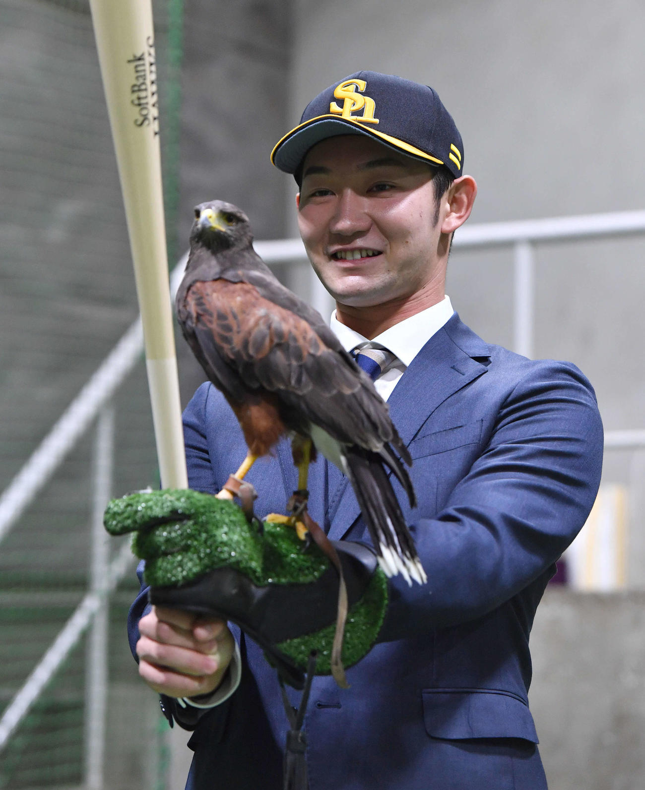 鷹匠体験で風間から飛ばされたハリスホークが腕に乗り、笑顔を見せる正木（撮影・岩下翔太）