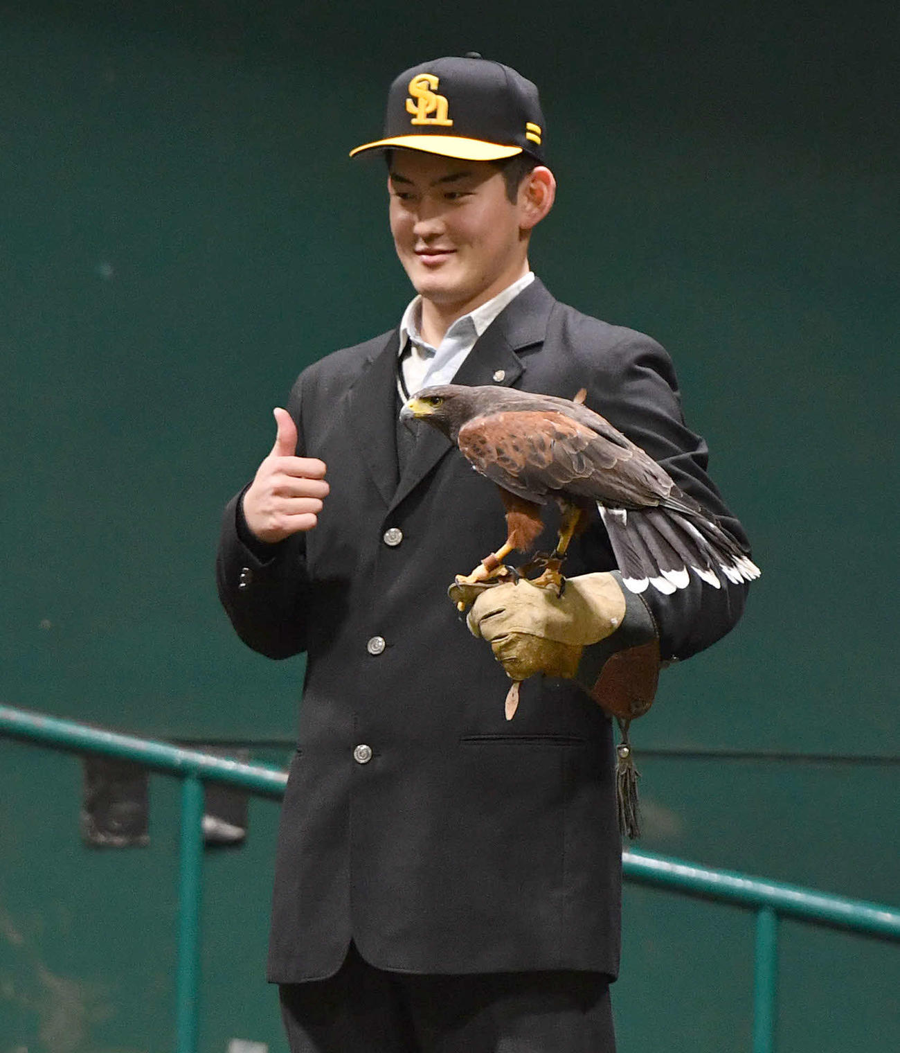 鷹匠体験を行う風間（撮影・岩下翔太）