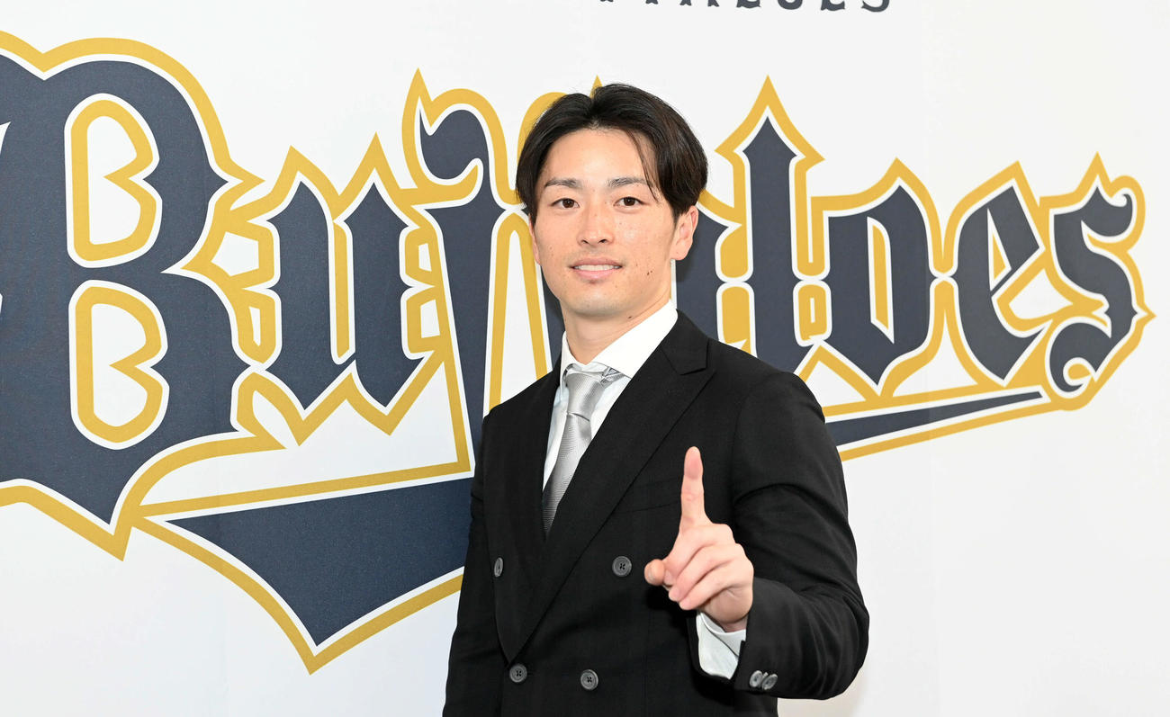 来季から背番号が1番となり笑顔でポーズを決めるオリックス福田（撮影・前岡正明）