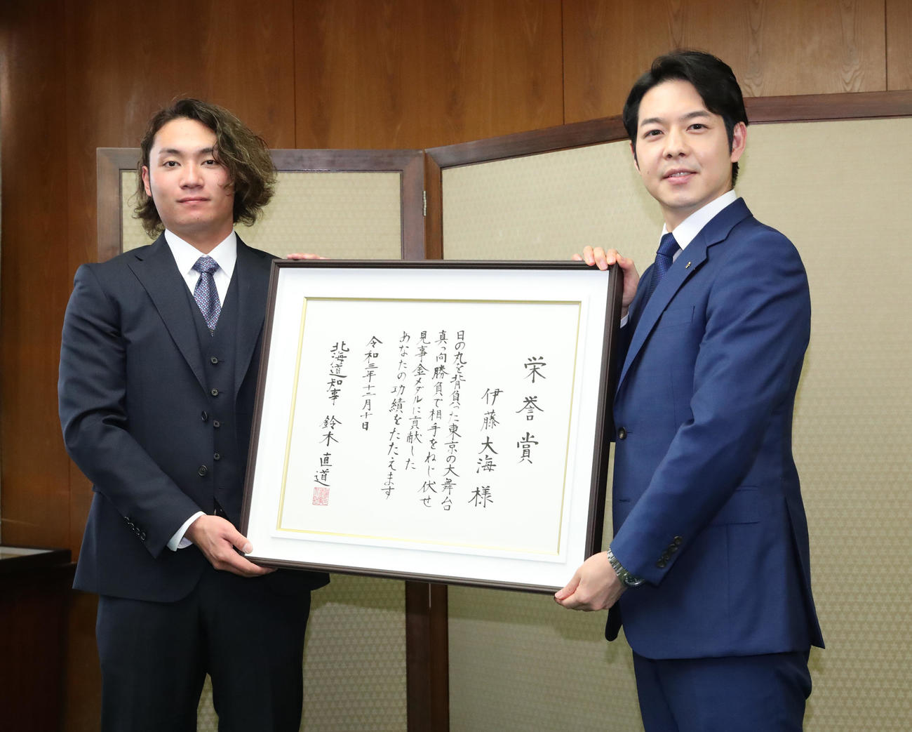 北海道庁で行われた栄誉賞贈呈式で東京五輪野球日本代表で金メダルを獲得した日本ハム伊藤（左）は鈴木北海道知事と記念撮影をする（撮影・佐藤翔太）