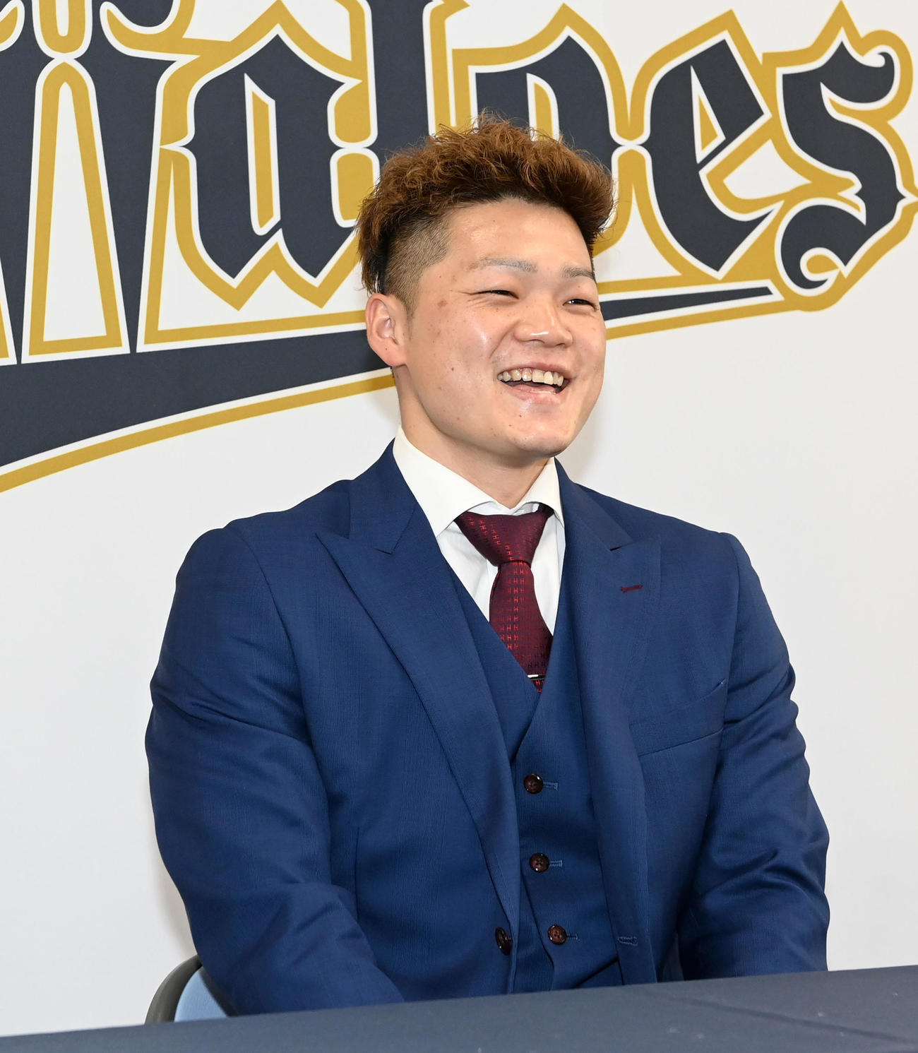 大幅アップで契約更改し、笑顔を見せる富山（撮影・前岡正明）