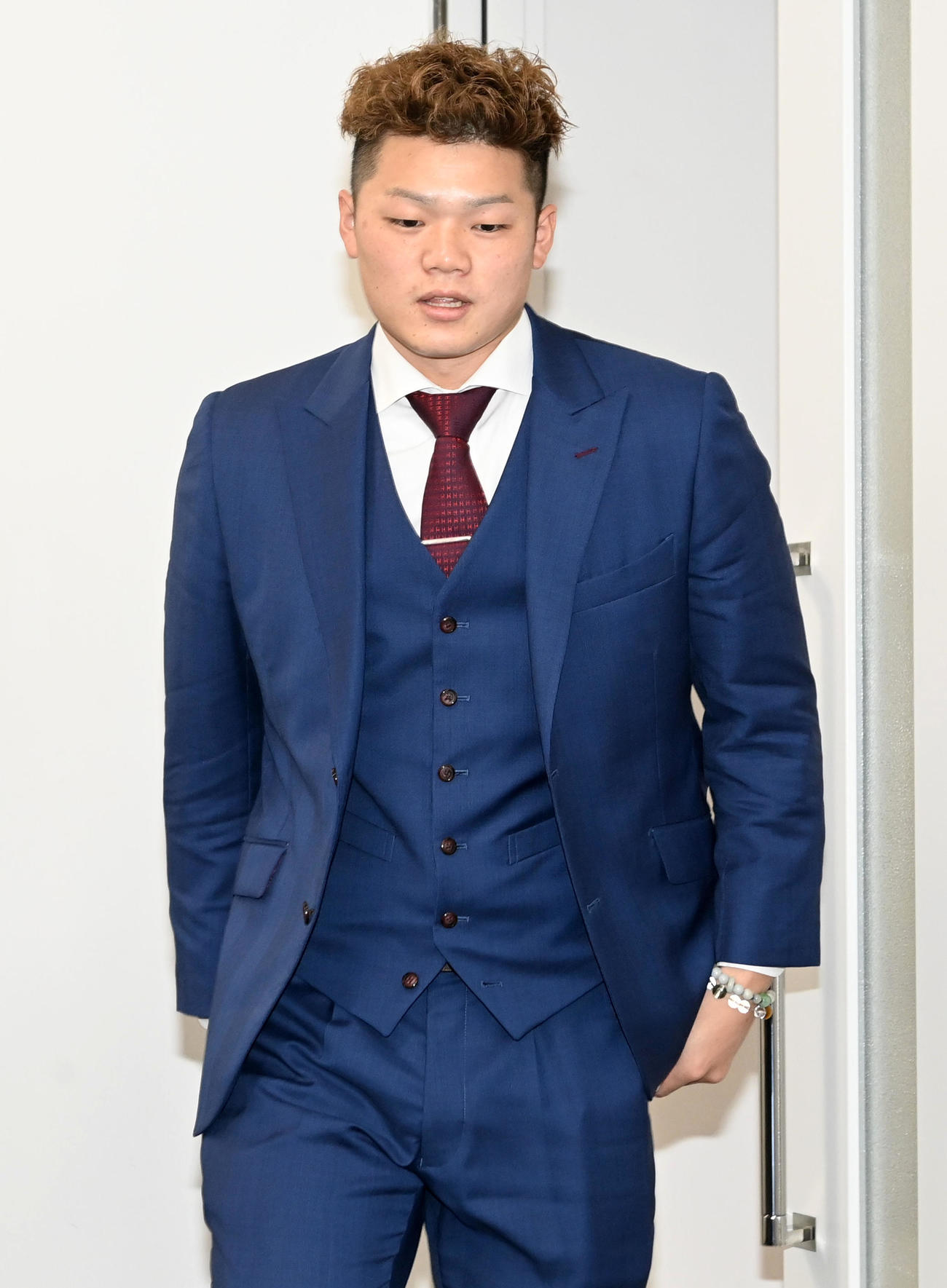 アップで契約更改、会見の席に向かう富山（撮影・前岡正明）