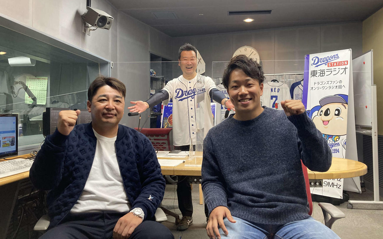 東海ラジオの番組に出演する中日柳（右）と森野打撃コーチ（左）（撮影・伊東大介）