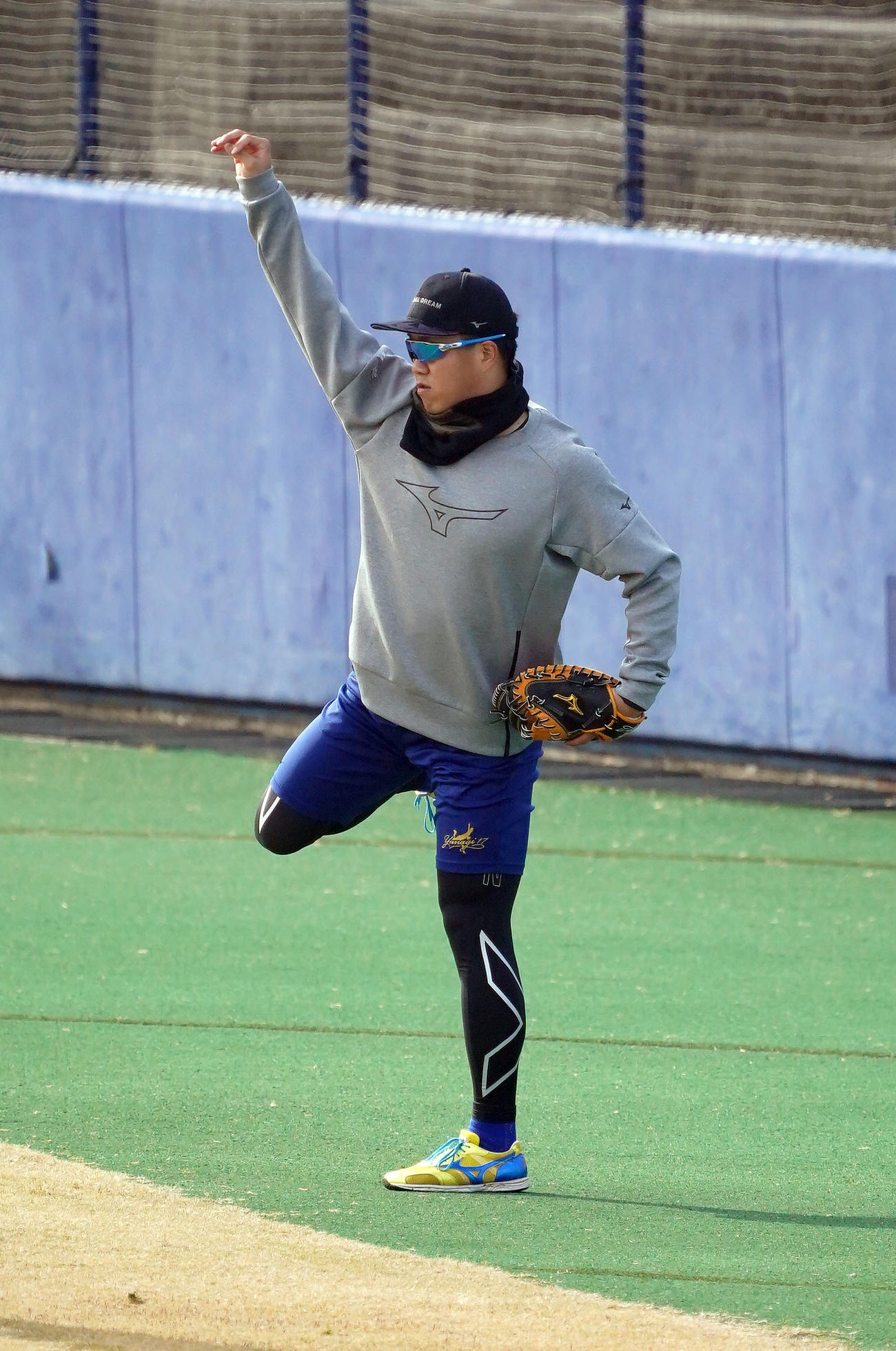 キャッチボールをする柳（撮影・森本幸一）