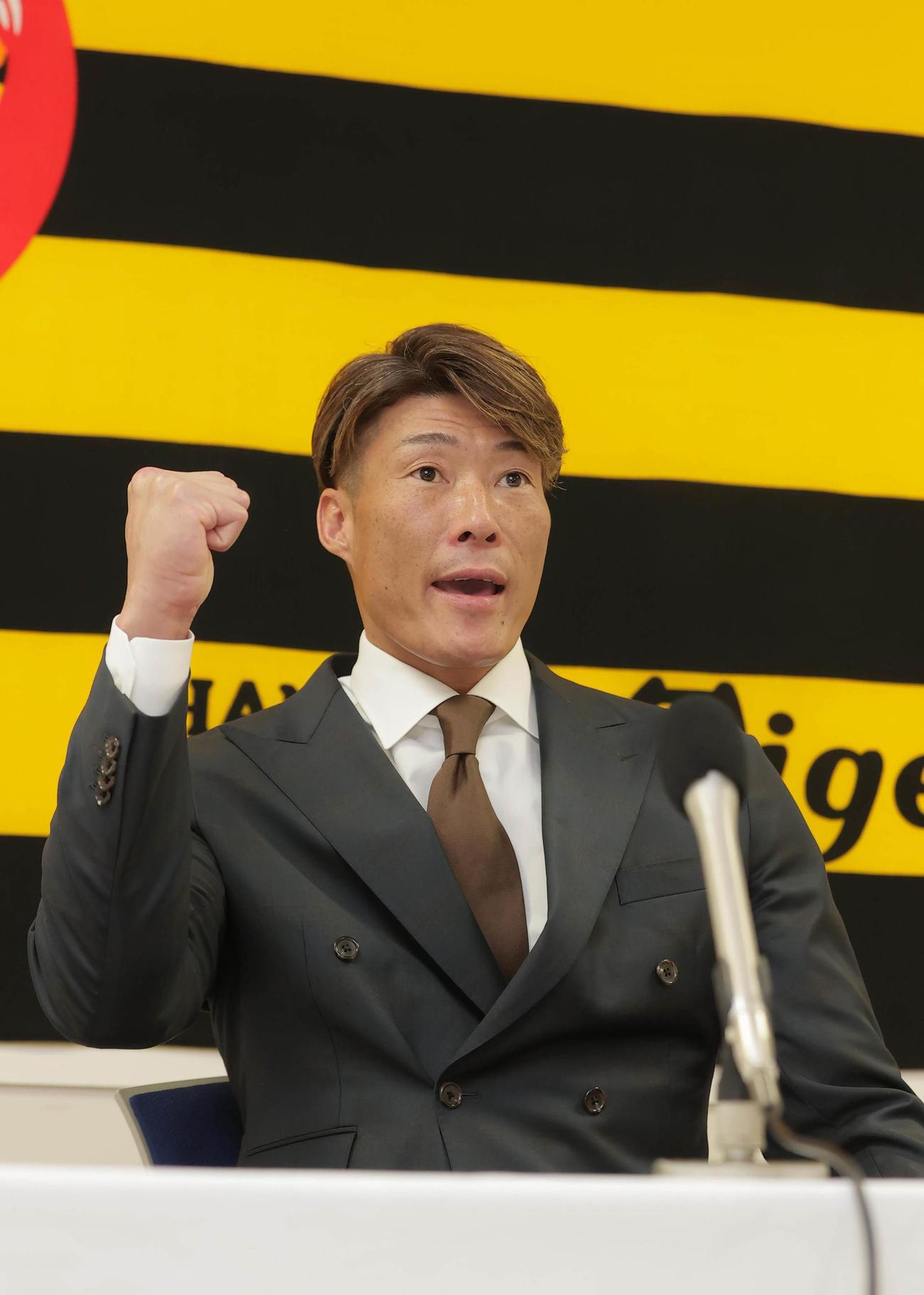 契約更改を終え会見に臨んだ糸井（代表撮影）