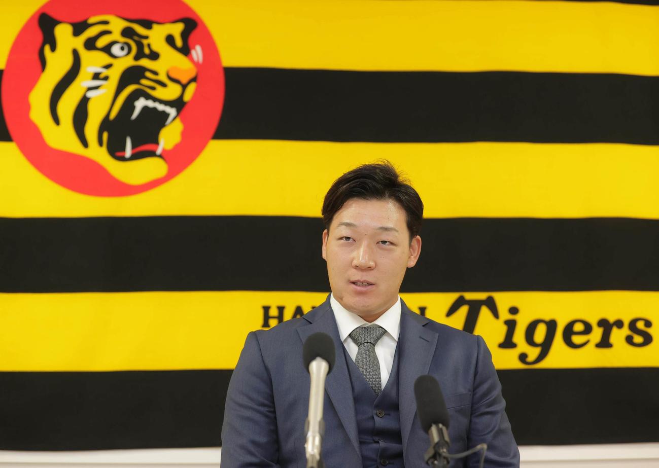 契約更改を終え会見に臨んだ大山悠輔（代表撮影）