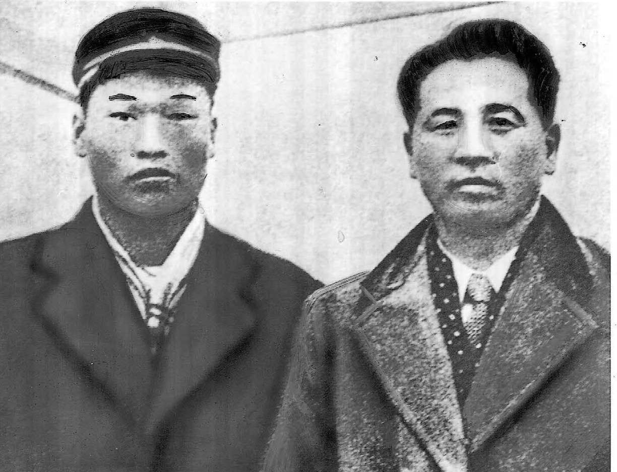 52年、西鉄三原脩監督（右）と記念写真に納まる中西太