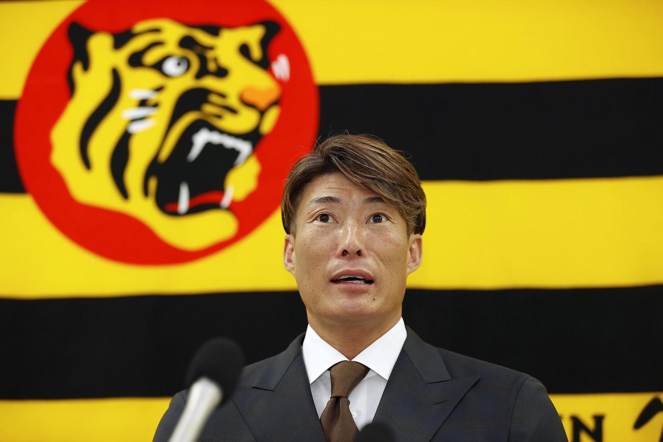 契約更改交渉を終え、記者会見する阪神糸井（共同）