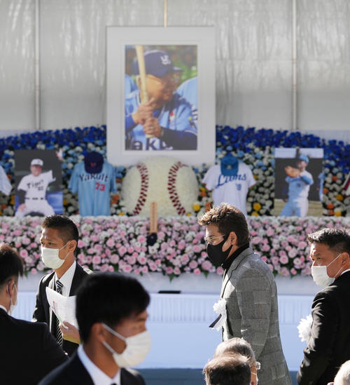 「野村克也をしのぶ会」に参列した日本ハム新庄剛志監督（右から2人目）（撮影・菅敏）