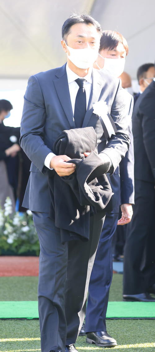 「野村克也をしのぶ会」に参列した宮本慎也氏（左）