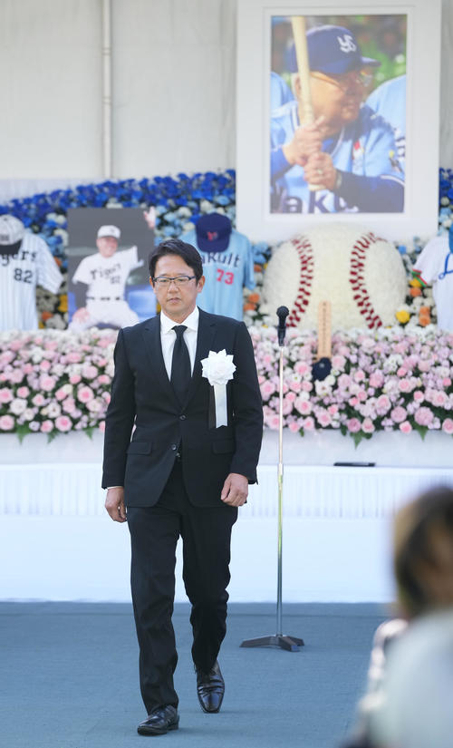 「野村克也をしのぶ会」で弔辞を述べた後、席に戻る古田敦也氏（撮影・鈴木みどり）