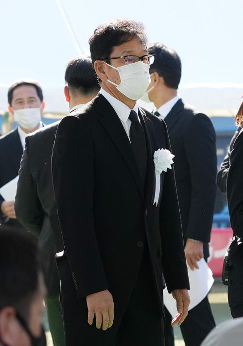 「野村克也をしのぶ会」に参列した侍ジャパン栗山監督（撮影・鈴木みどり）