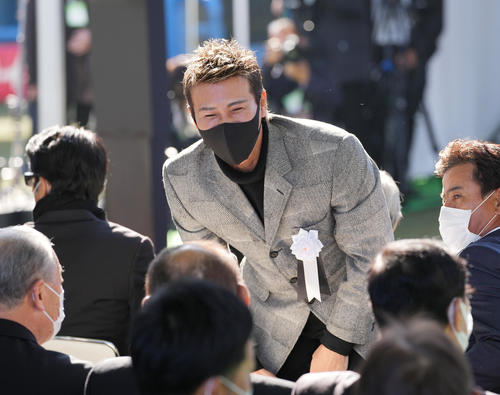 「野村克也をしのぶ会」に参列し、関係者にあいさつする日本ハム新庄監督（撮影・菅敏）
