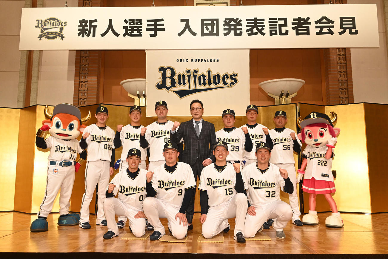 オリックス新人入団発表でプロでの活躍を誓う（前列左から）渡部、野口、椋木、福永（後列左から）大里、園部、山中、1人おいて池田、横山、小木田。後列中央は中嶋監督（撮影・前岡正明）