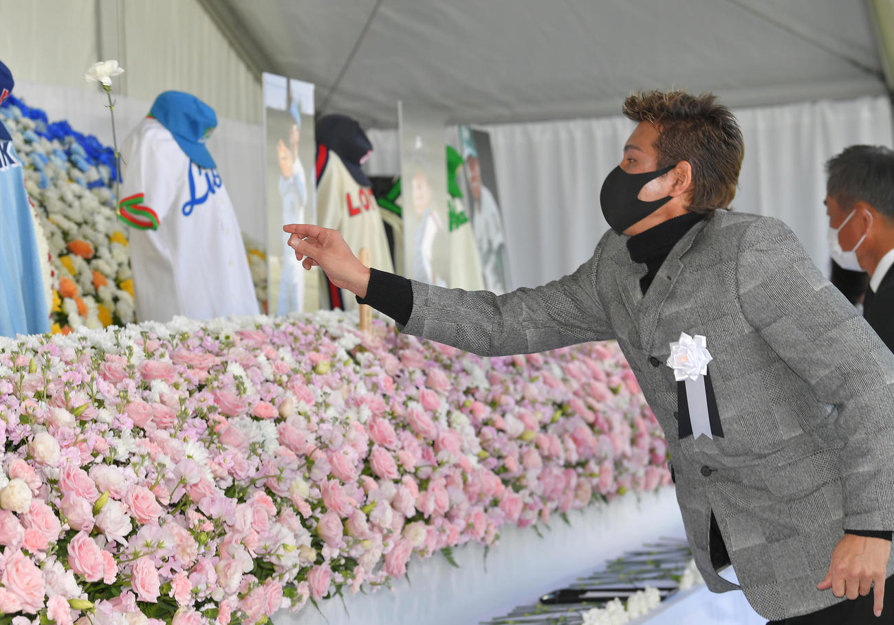「野村克也をしのぶ会」に参列し、献花台に花を投げる日本ハム新庄監督