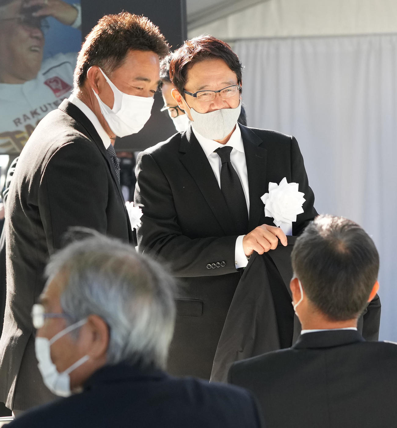 「野村克也をしのぶ会」に参列した古田氏（右）（撮影・鈴木みどり）