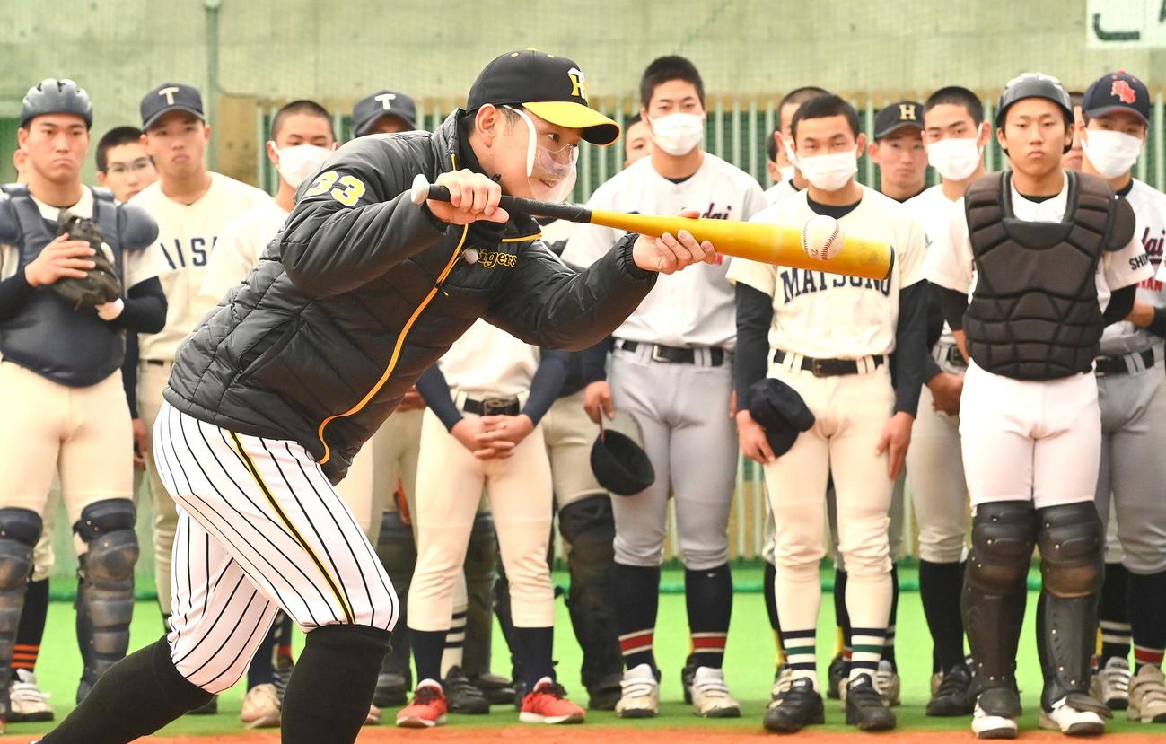 球児たちにバントの手本を見せる糸原（撮影・上田博志）