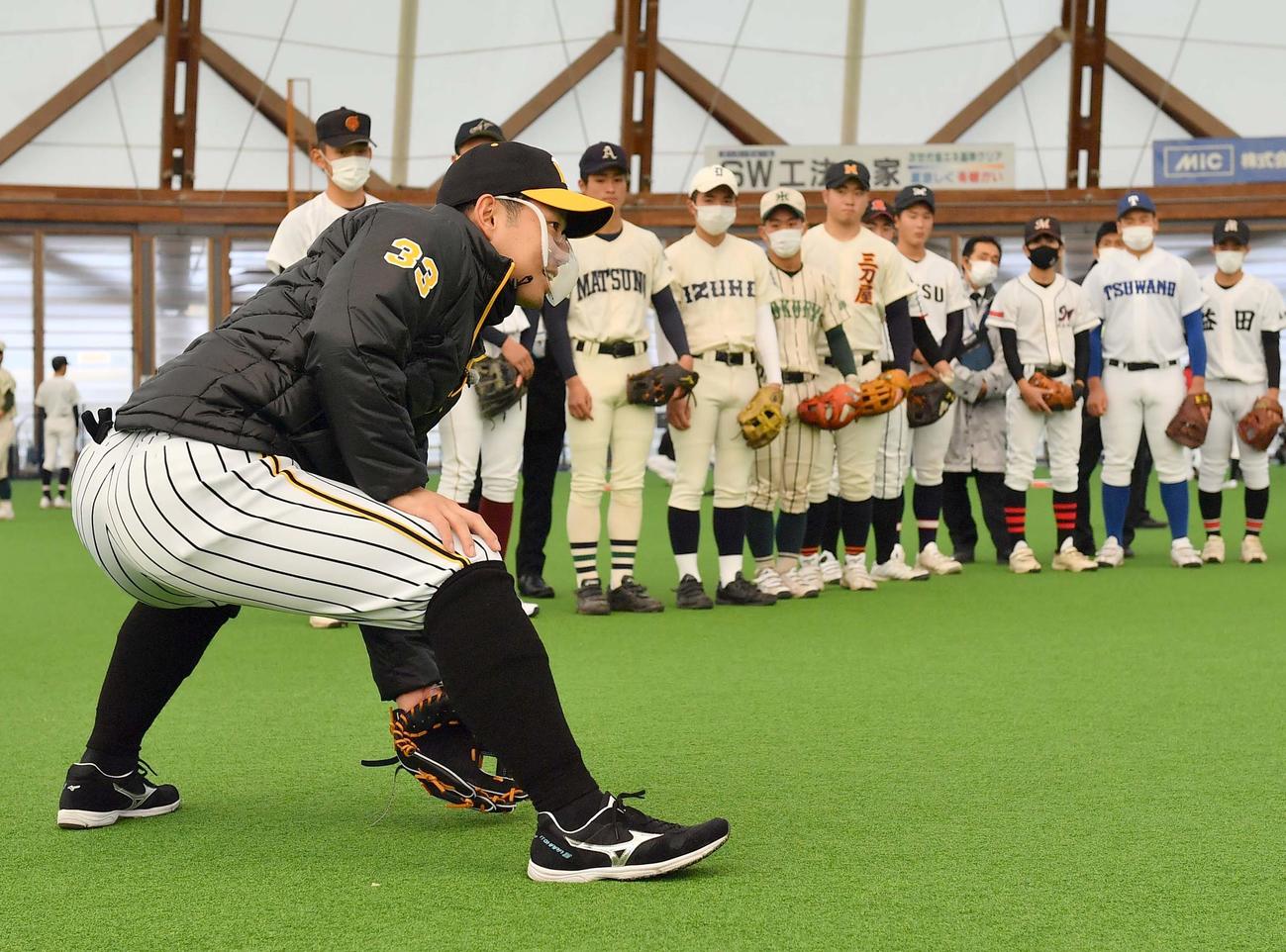 球児たちに守備の指導をする糸原（撮影・上田博志）