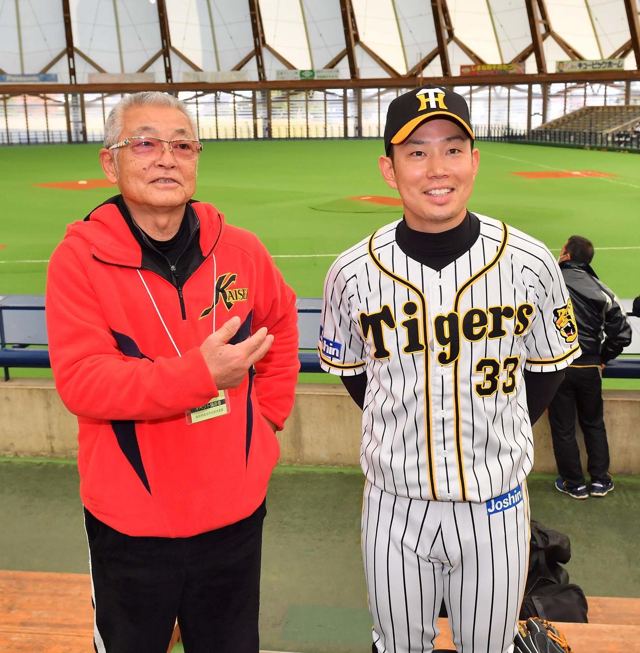 会場の出雲ドームを訪れた開星高・野々村監督の激励を受ける糸原（撮影・上田博志）