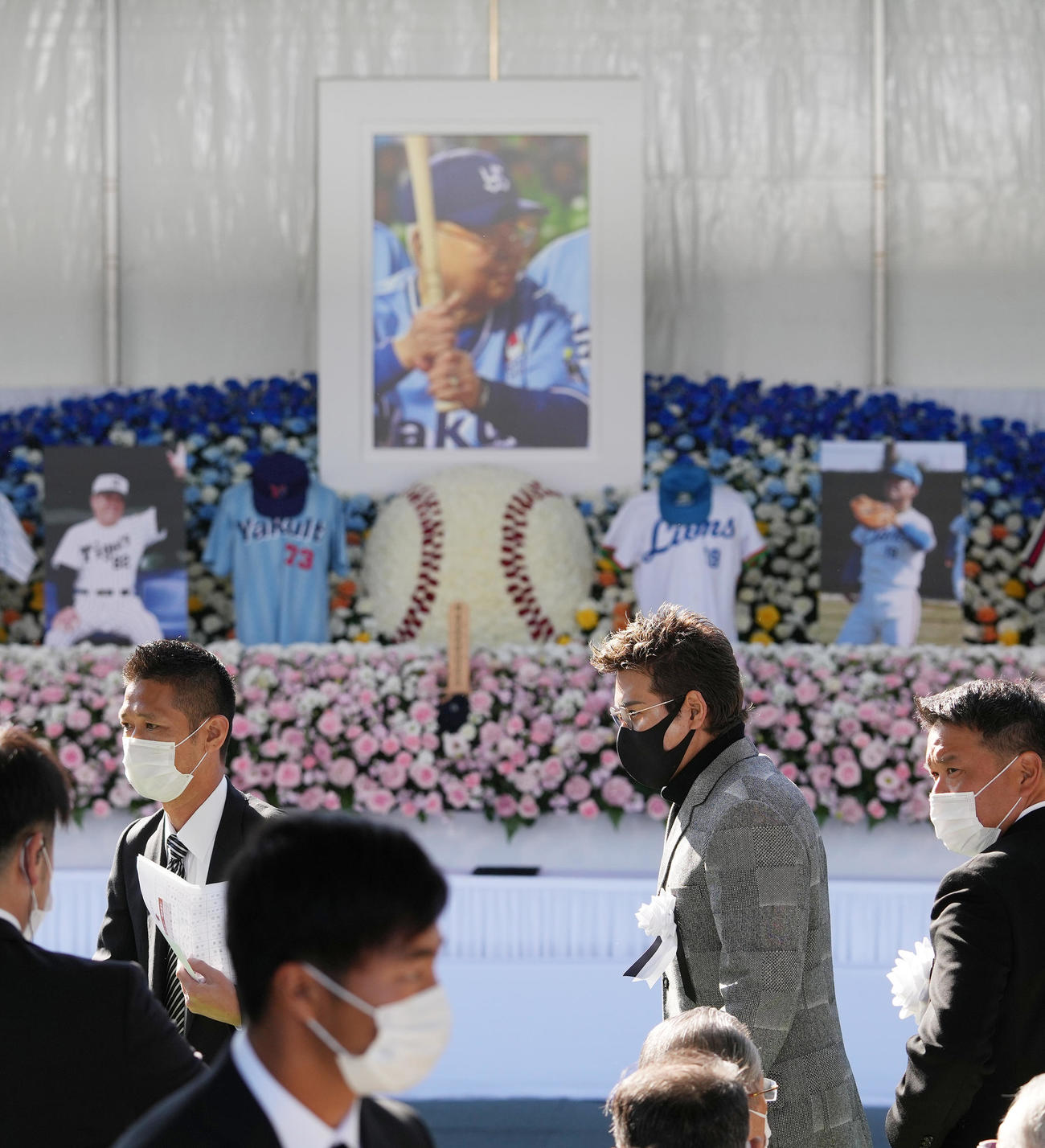 「野村克也をしのぶ会」に参列した日本ハム新庄剛志監督（右から2人目）（撮影・菅敏）