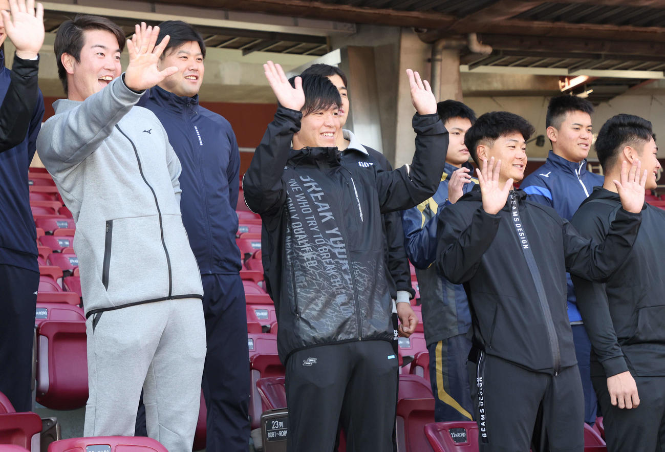 施設見学中に子どもたちに手を振る新入団選手ら。左からドラフト3位の中村健、6位の末包、1位の黒原、ドラフト2位の森ら（撮影・加藤孝規）