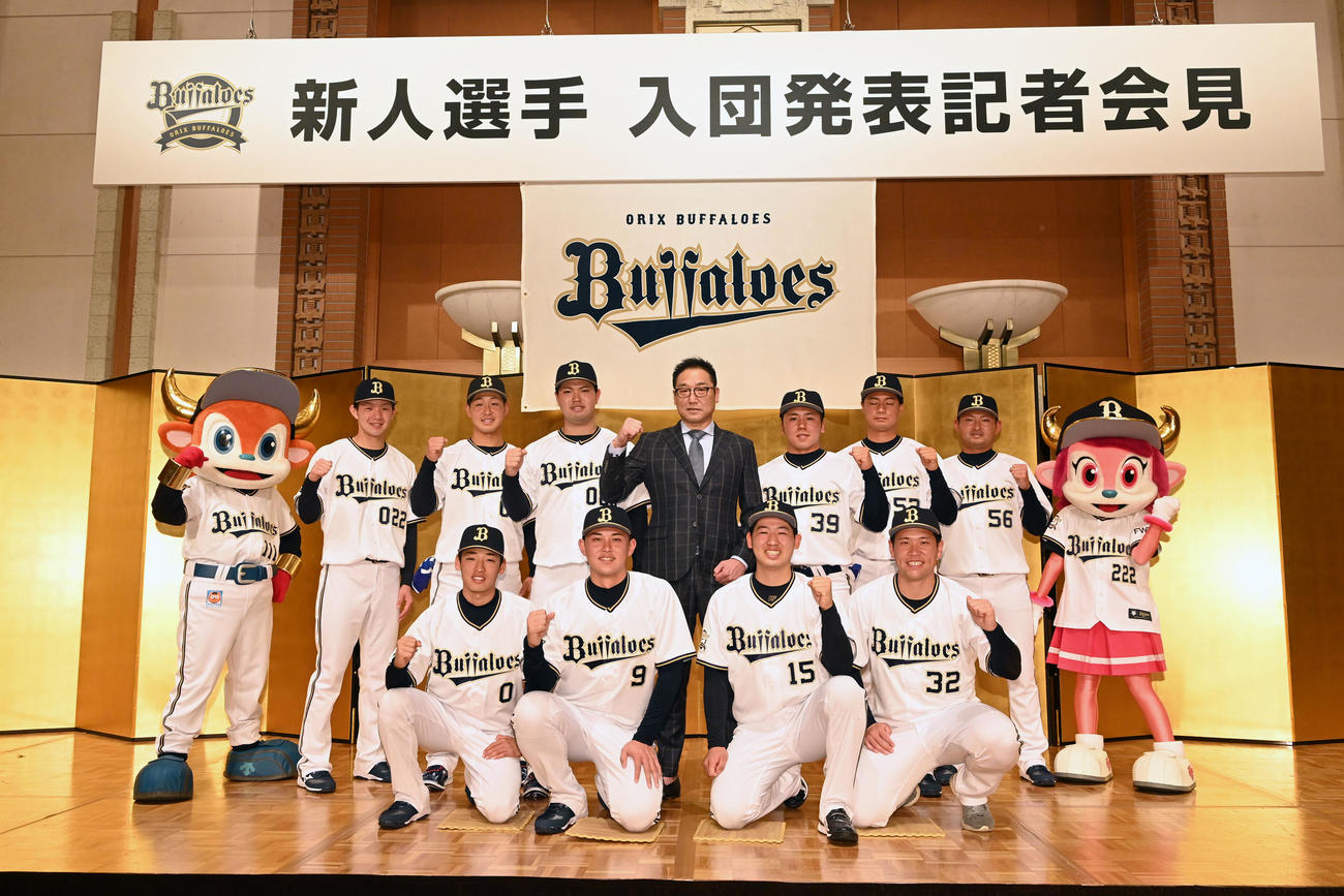 オリックス新人入団発表でプロでの活躍を誓う（前列左から）渡部、野口、椋木、福永（後列左から）大里、園部、山中、1人おいて池田、横山、小木田。後列中央は中嶋監督（撮影・前岡正明）