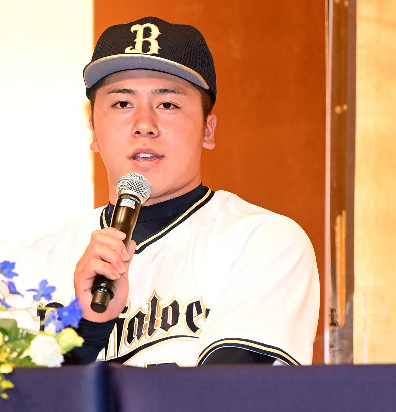 オリックス新人入団発表であいさつする池田（撮影・前岡正明）