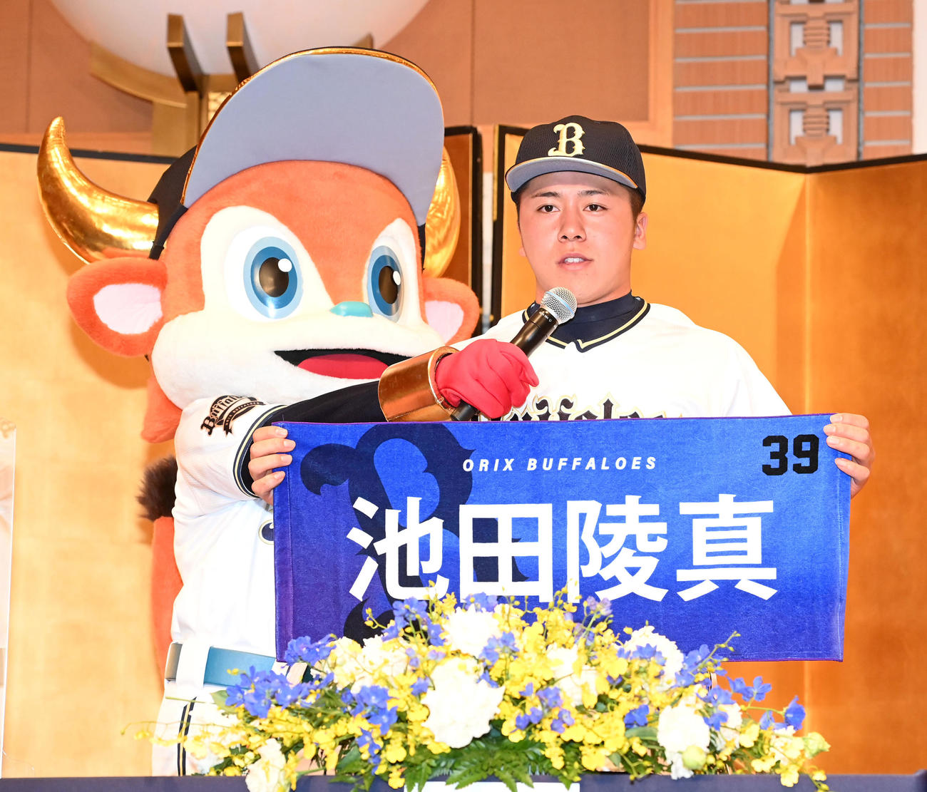 オリックス新人入団発表で自身のタオルを持ってプロでの活躍を誓う池田（撮影・前岡正明）