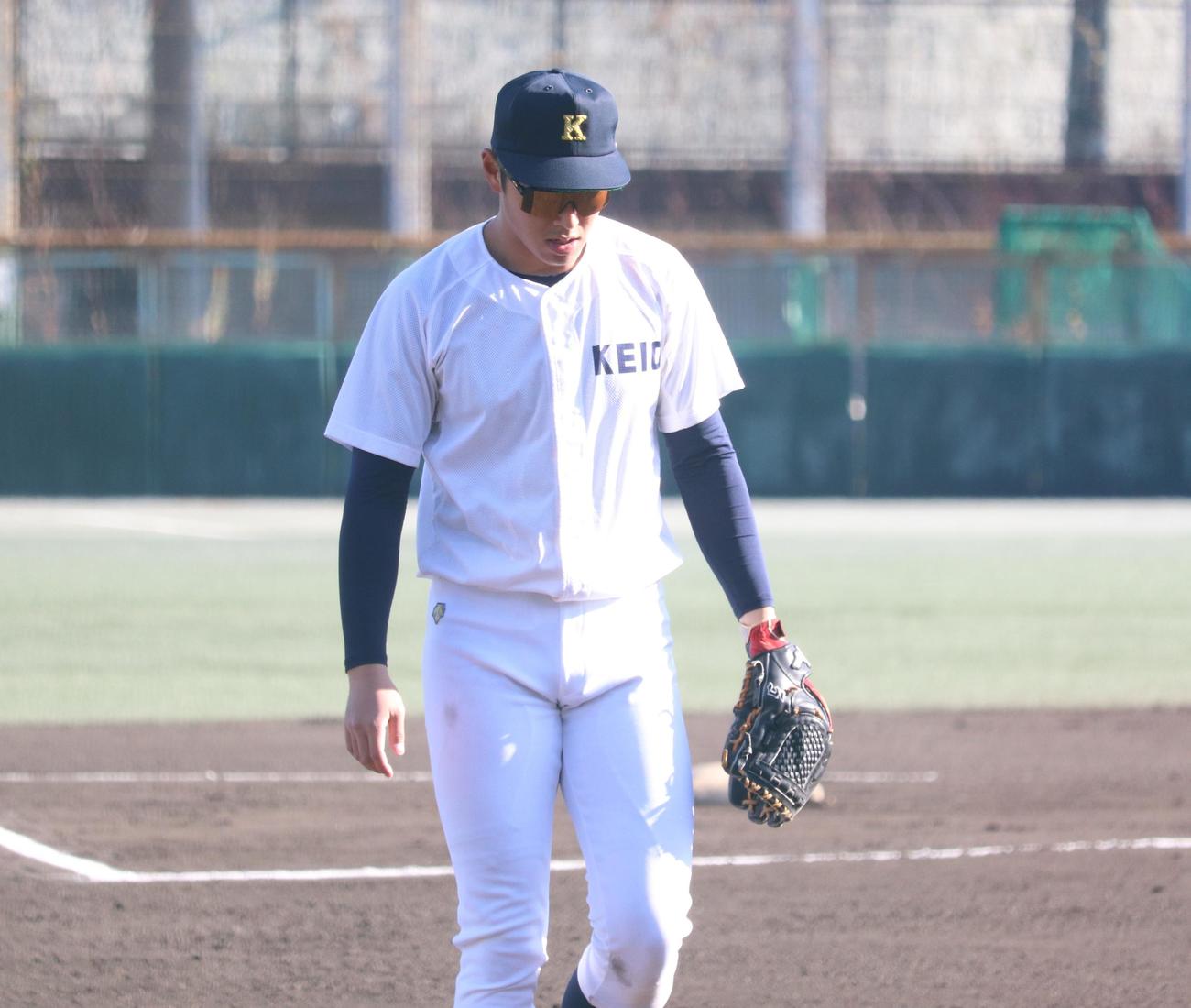 慶大対横浜商大　三塁守備に就く慶大・清原正吾内野手（撮影・阿部泰斉）