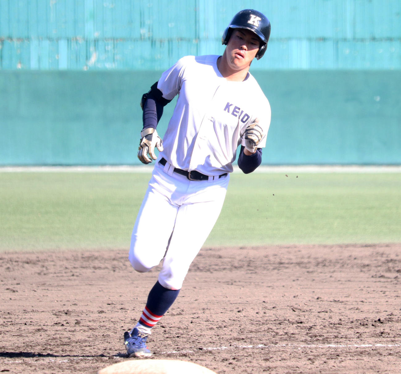 3回表慶大無死一、二塁、3ランを放ちベースを回る山本晃大外野手（撮影・阿部泰斉）