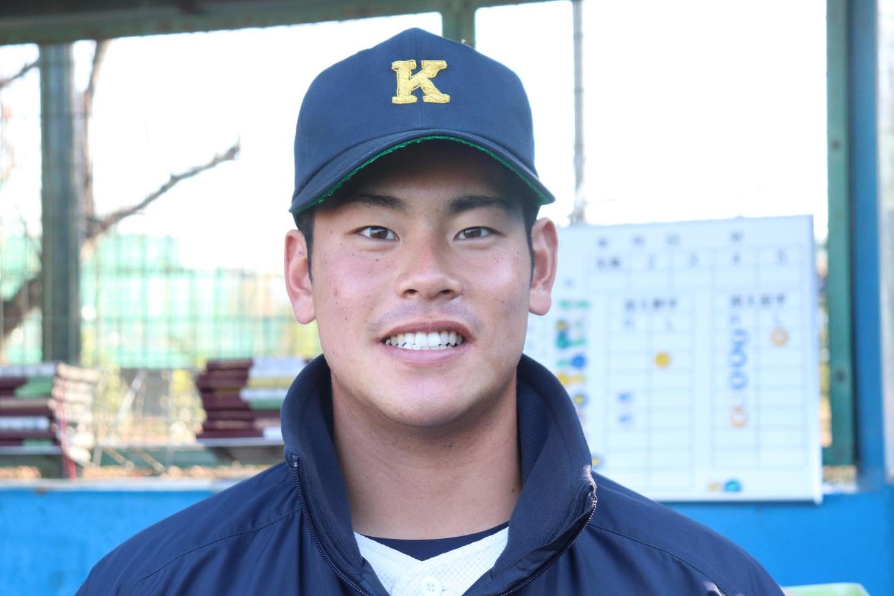 2打数2安打3打点1本塁打の活躍をみせた慶大・山本晃大は笑顔を見せる（撮影・阿部泰斉）