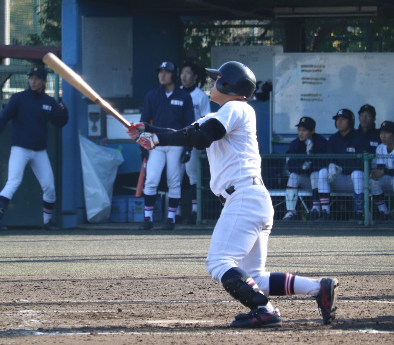 慶大対横浜商大　5回表慶大1死、右中間に本塁打を放つ栗林泰三内野手（撮影・阿部泰斉）