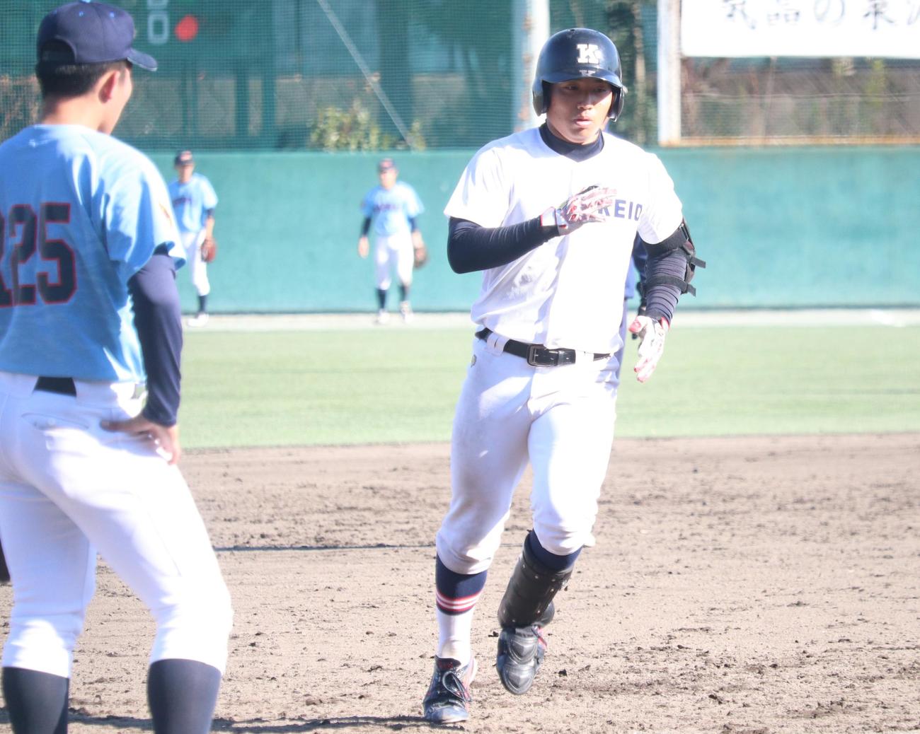慶大対横浜商大　5回表慶大1死、本塁打を放った栗林泰三内野手（撮影・阿部泰斉）