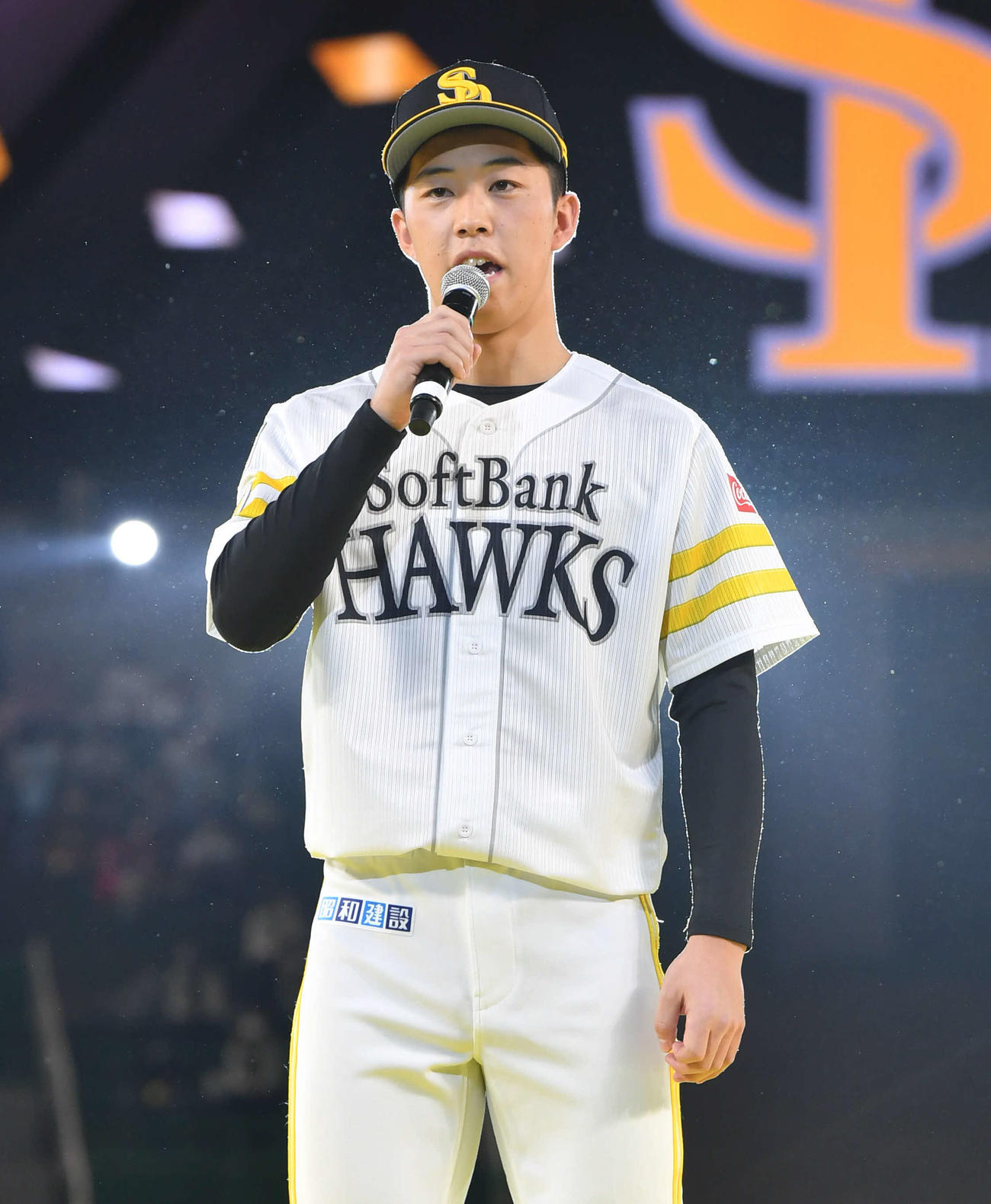 新入団選手紹介でファンに自己紹介する育成1位・藤野（撮影・岩下翔太）