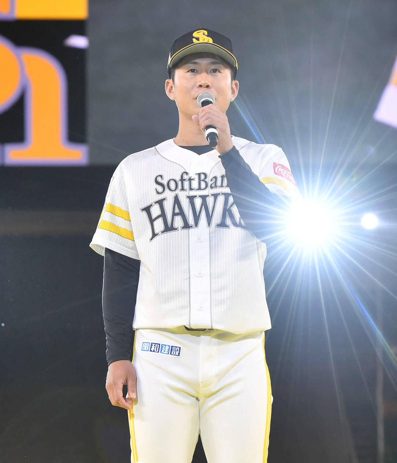 新入団選手紹介でファンに自己紹介する育成ドラフト2位・川村（撮影・岩下翔太）