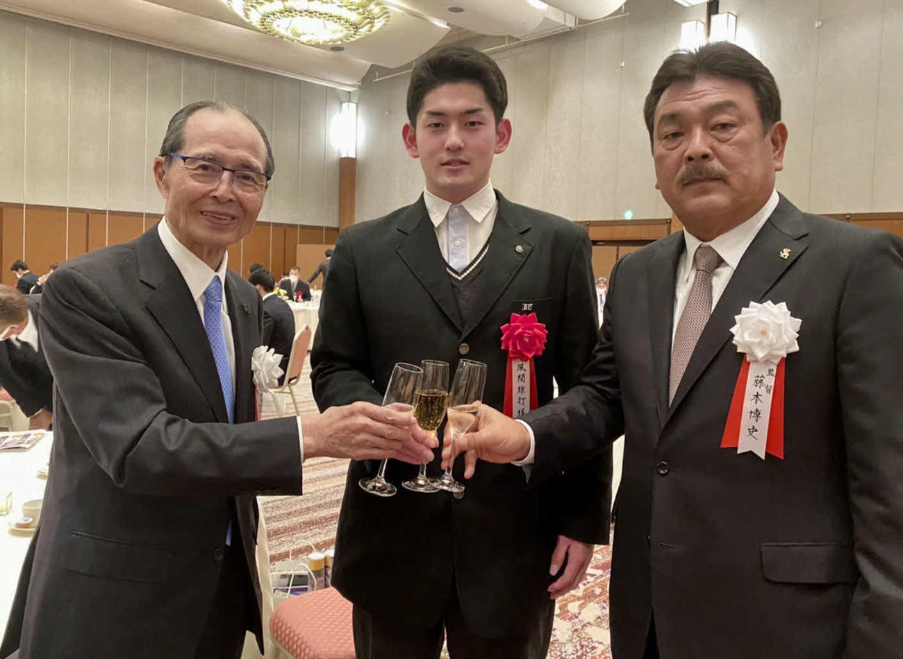 ウェルカムパーティーで乾杯する、左から王球団会長、ドラフト1位の風間、藤本監督（球団提供）