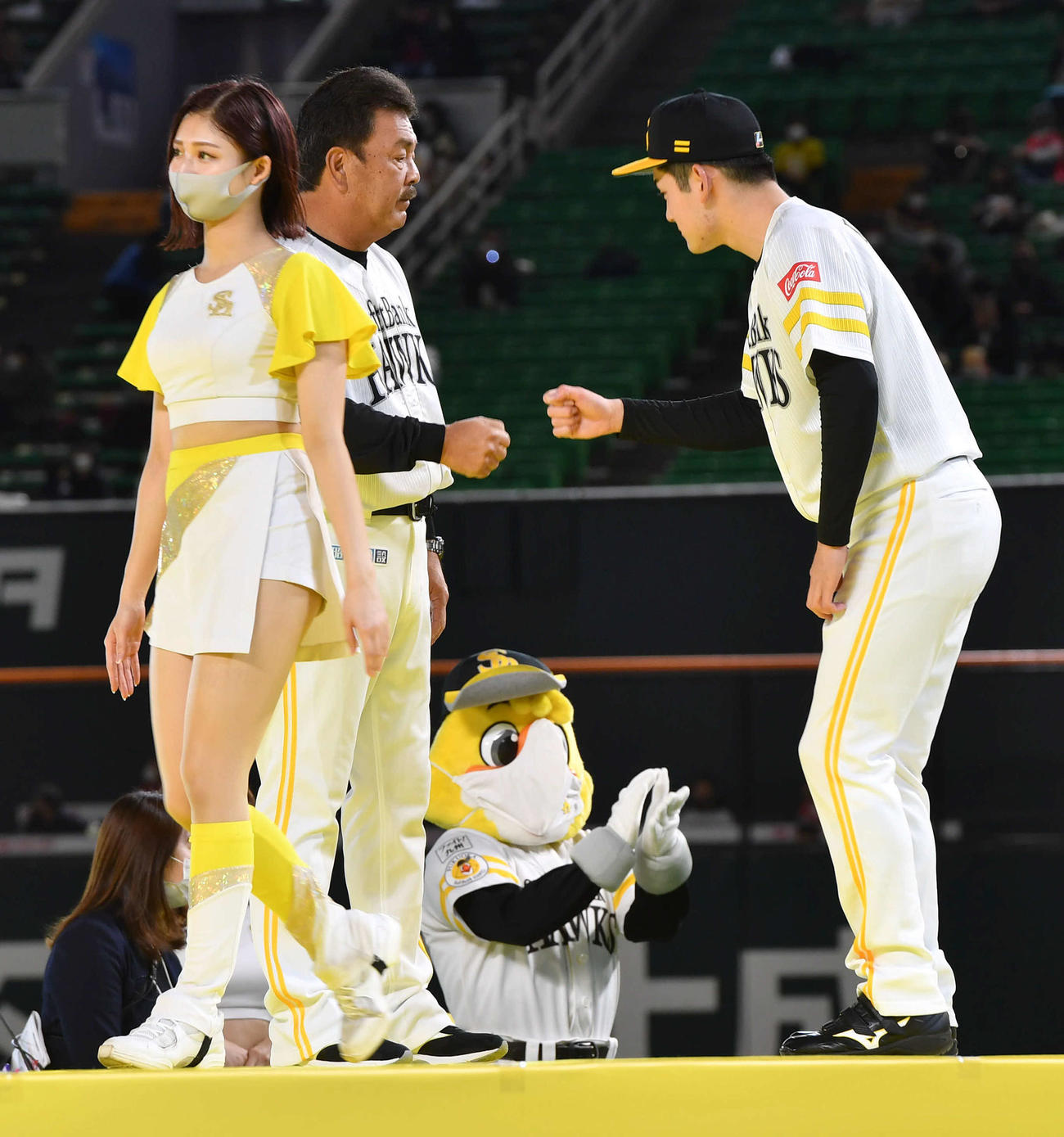 新入団選手紹介で藤本監督（左）とグータッチしながらステージに上がる風間（撮影・岩下翔太）
