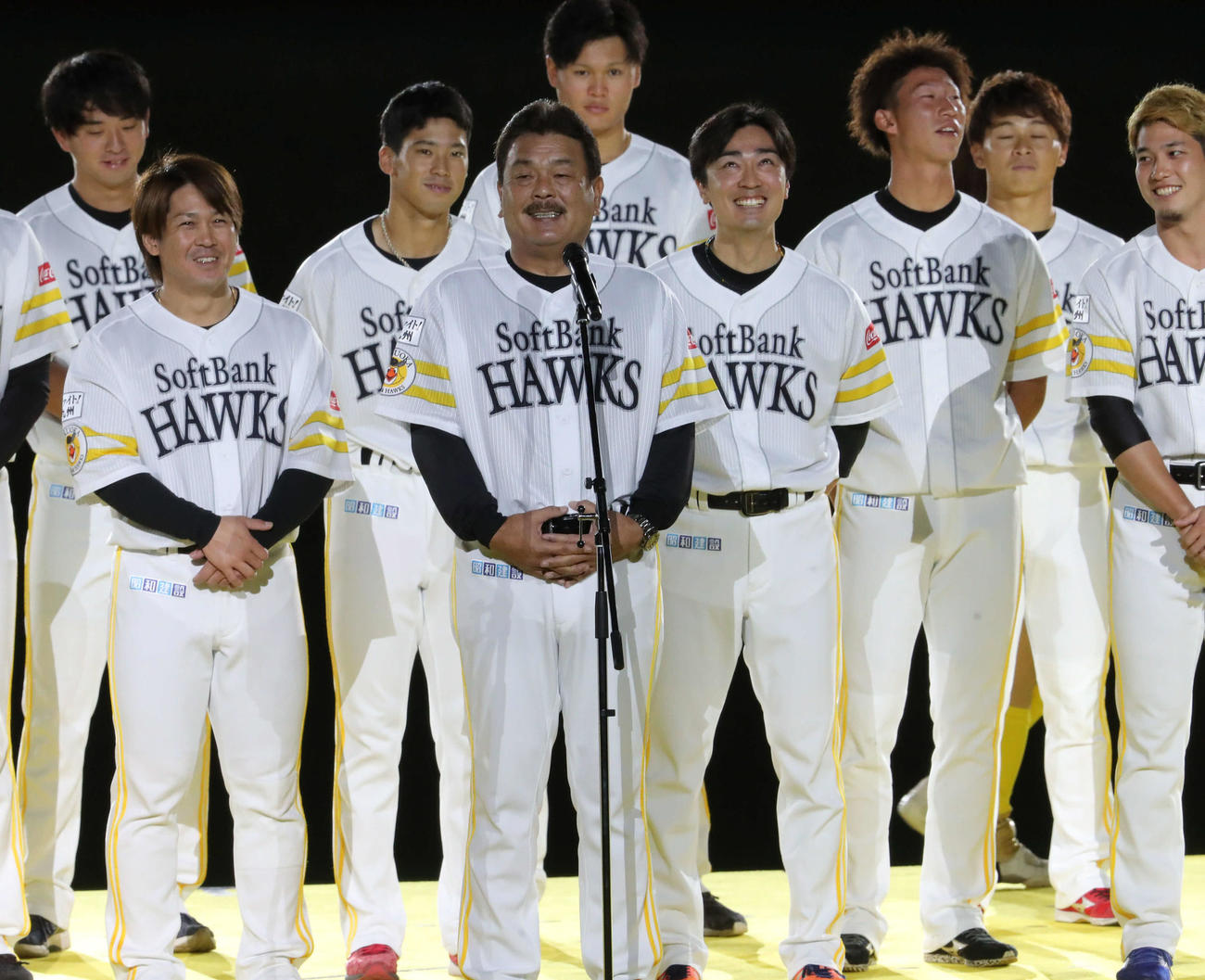 ファンフェスタの冒頭で、あいさつする藤本監督（手前）（撮影・梅根麻紀）
